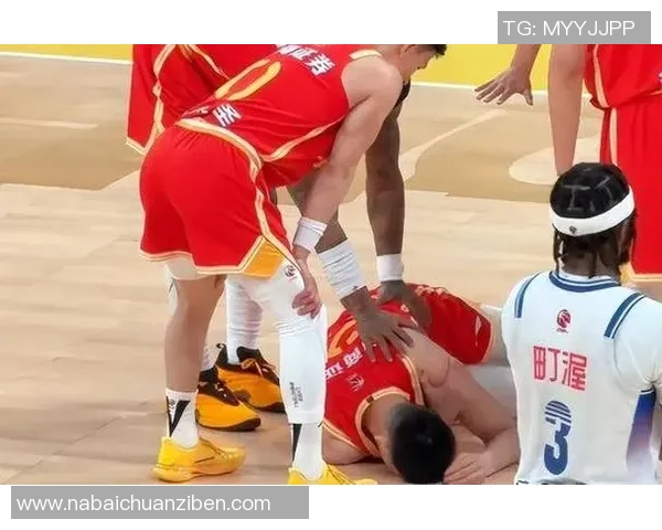 篮球明星意外失误引发热议球迷反应两极分化引发讨论